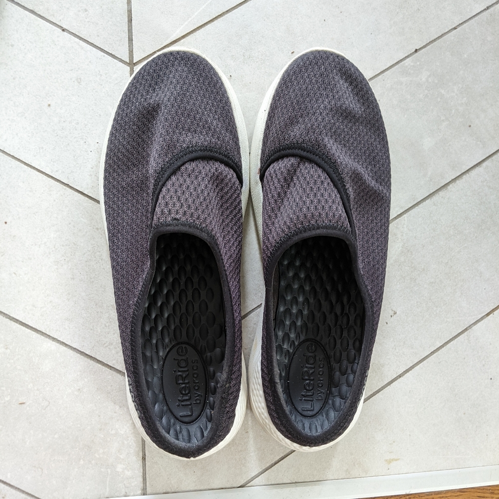EUC Crocs shoes